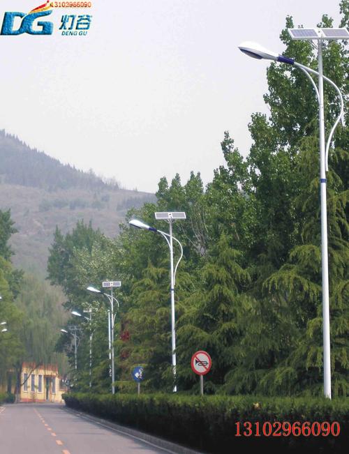 太阳能LED路灯 不止于发光，更是智慧城市的绿色基石